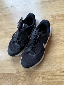 Детские кроссовки Nike Revolution, размер 35,5, в хорошем состоянии! (1 фото из 3)