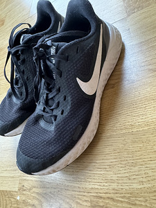 Детские кроссовки Nike Revolution, размер 35,5, в хорошем состоянии! (2 фото из 3)