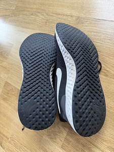 Детские кроссовки Nike Revolution, размер 35,5, в хорошем состоянии! (3 фото из 3)