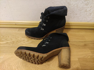 Ботинки UGG (1 фото из 2)