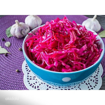 Квашеная капуста с красной свеклой.