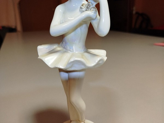 Statuett. Verbilki baleriin lilledega.