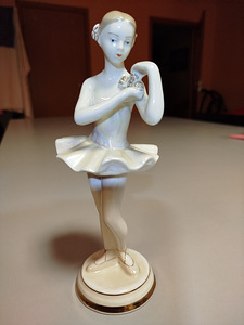 Statuett. Verbilki baleriin lilledega. (1 foto / 5)