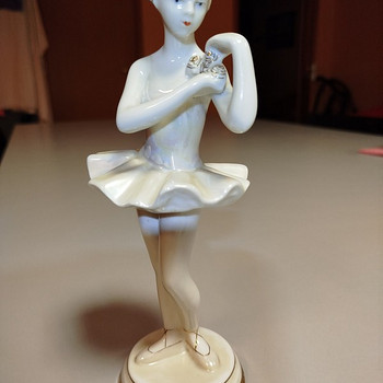 Statuett. Verbilki baleriin lilledega.
