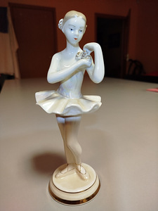 Statuett. Verbilki baleriin lilledega. (2 foto / 5)