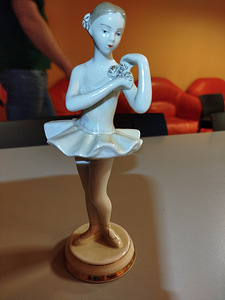 Statuett. Verbilki baleriin lilledega. (5 foto / 5)