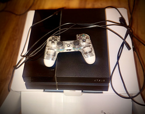 SONY PS4 (2 фото из 2)