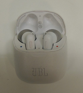 Bluetooth kõrvaklapid JBL Tune 220TWS + dok (4 foto / 6)