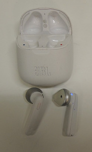Bluetooth kõrvaklapid JBL Tune 220TWS + dok (6 foto / 6)