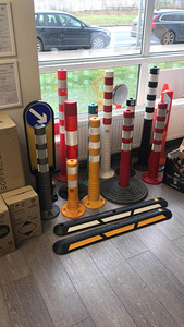 Liiklusmärgid. Lamavad politseinikud. Parkimistõkked (3 foto / 3)