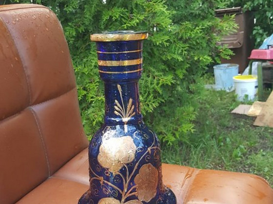 Красивая синяя ваза