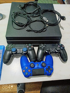 Sony PS4 Pro (1 foto / 2)