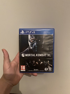 Диски с играми на PS4 (4 фото из 6)