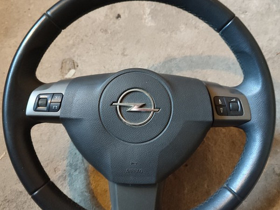 Кожаный руль Opel в хорошем состоянии