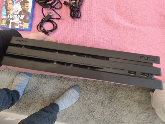 PS4 Pro 1tb + 2 геймпада + 8 игр