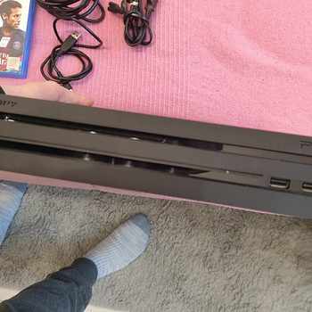 PS4 Pro 1tb + 2 gamepads+8 games