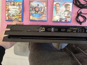 PS4 Pro 1tb + 2 геймпада + 8 игр (2 фото из 7)