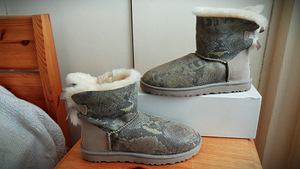 S.40(26см)-UGG BAILEY BOW SNAKE Print-новые- (2 фото из 10)