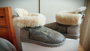 S.40(26см)-UGG BAILEY BOW SNAKE Print-новые- (3 фото из 10)