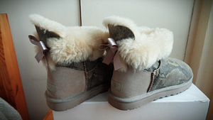 S.40(26см)-UGG BAILEY BOW SNAKE Print-новые- (5 фото из 10)