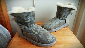 S.40(26см)-UGG BAILEY BOW SNAKE Print-новые- (6 фото из 10)