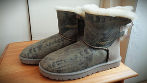 S.40(26см)-UGG BAILEY BOW SNAKE Print-новые- (7 фото из 10)