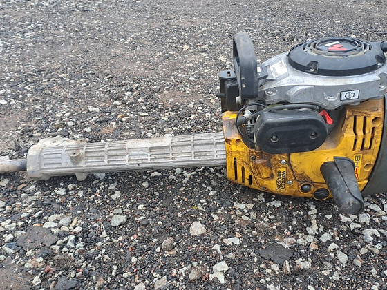 Бензиновый отбойный молоток Wacker Neuson.