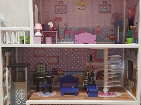 Puidust nukumaja liftiga Barbie perele