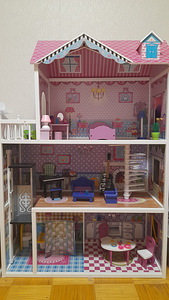 Puidust nukumaja liftiga Barbie perele (1 foto / 8)