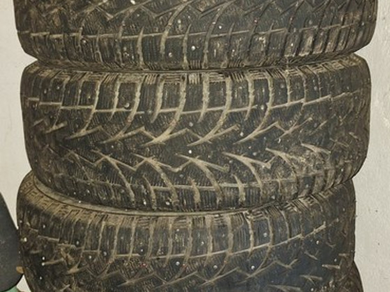 Продаются шипованные шины для внедорожника 265/65R17