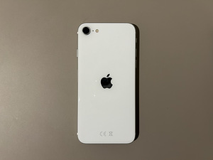 Apple iPhone SE 64 ГБ (2 фото из 3)