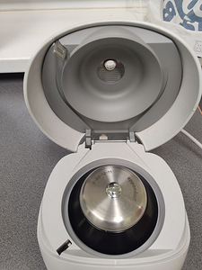 Центрифуга Eppendorf MiniSpin Plus (3 фото из 4)