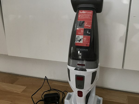 Severing wireless vacuum cleaner
