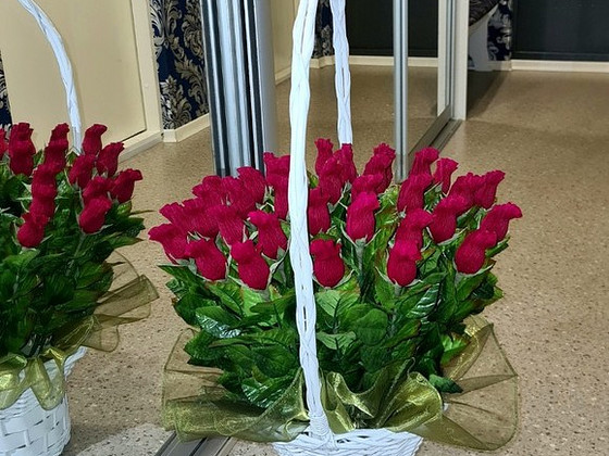 Букет из конфет корзина 35 бутонов роз из бумаги