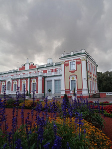 Книга - kirja "Kadriorgin Opas - Tapaamispaikkana Kadriorg" (2 фото из 10)