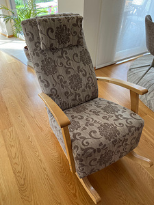 Mugav ja elegantne kiiktool. Элегантная кресло-качалка. (3 фото из 4)