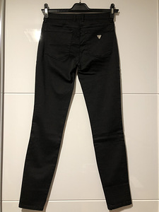 Новые джинсы Guess (2 фото из 2)