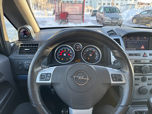 Opel Zafira OPC 2.0T 177kw (12 фото из 14)