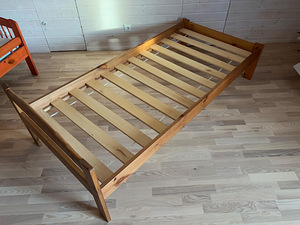 Продается кровать (2 фото из 2)