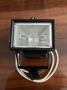 Halogeenlamp ja sellele 5 halogeenpirni (1 foto / 3)