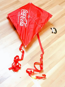 Lõbus punane tuulelohe Coca-Cola kirjaga (1 foto / 3)