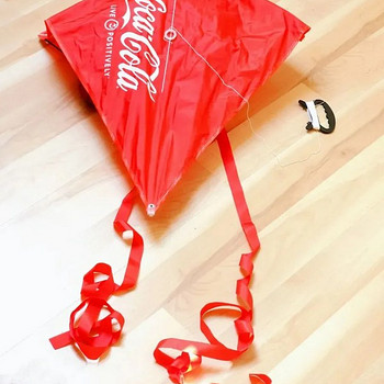 Веселый красный воздушный змей с надписью Coca-Cola