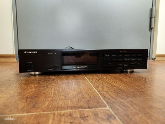 Pioneer F-449 AM/FM Digital Synthesizer Tuner