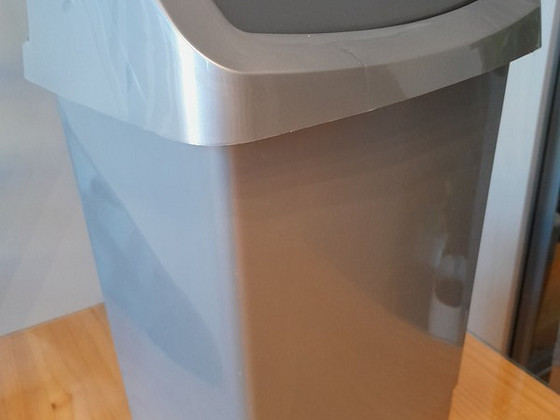 UUS hall Curver prügikast kiikkaanega, 25L