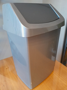 UUS hall Curver prügikast kiikkaanega, 25L (1 foto / 1)