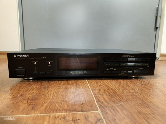 Pioneer F-757 AM/FM Digital Synthesizer Tuner