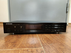 Pioneer F-757 AM/FM Digital Synthesizer Tuner (1 фото из 3)