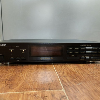 Pioneer F-757 AM/FM Digital Synthesizer Tuner