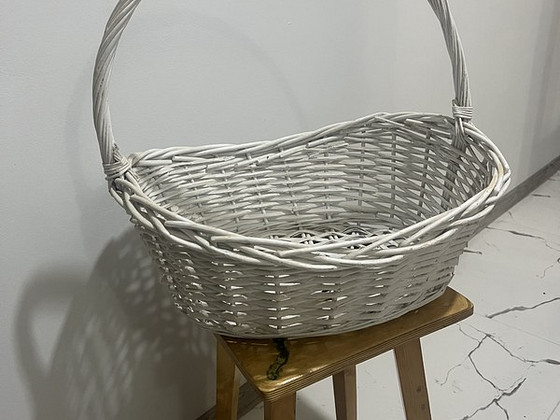 Белая, овальная корзина из соломки