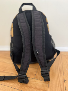 Маленький рюкзак Nike (4 фото из 4)